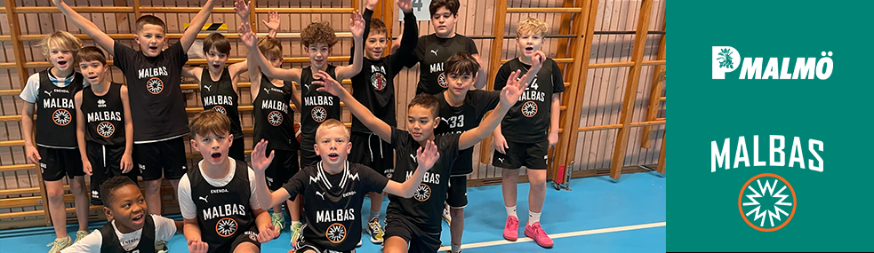 Ungdomar i Malbas Baskat i matchtröjor