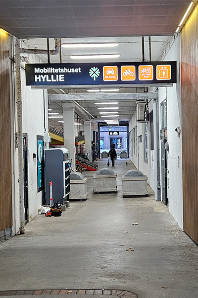 Skylt vid passagen till cykelgaraget i Hyllie