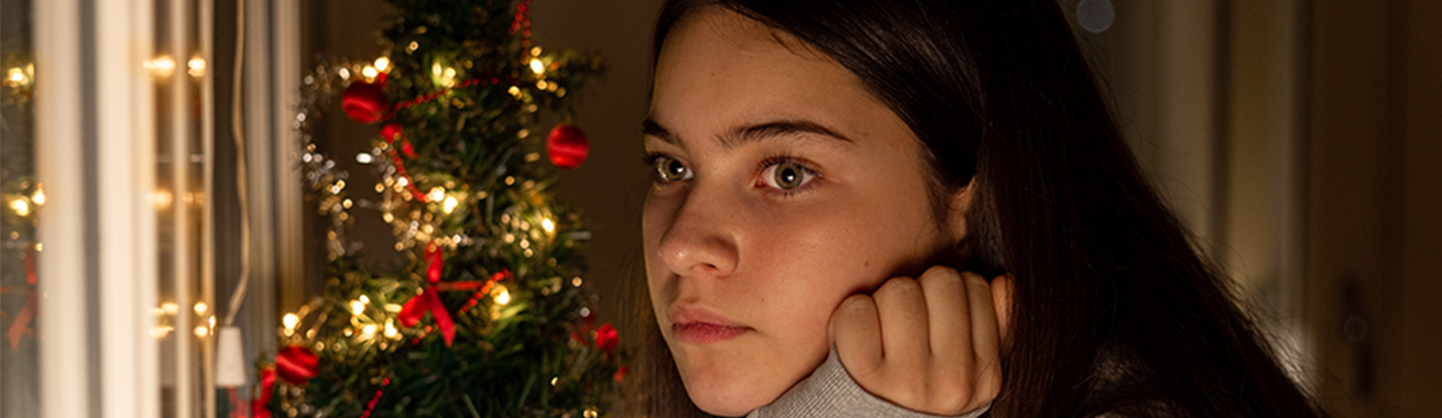 Porträttbild på ungdomstjej i bakgrunden