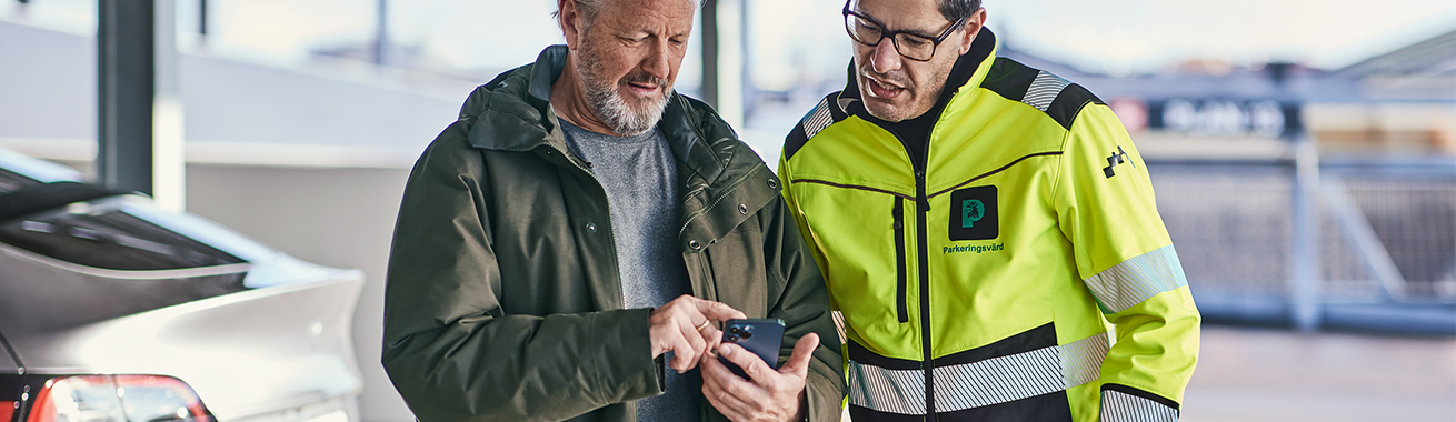Kund som får hjälp av p-värd att betala med mobilen
