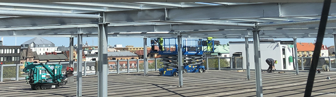 Förberedelser pågår på P-huset Annas tak inför installation av solceller
