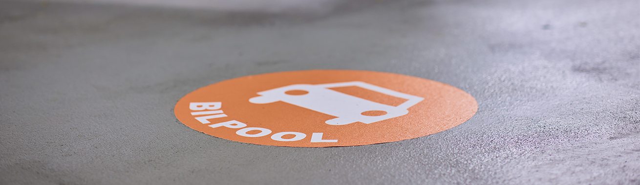 Orange bilpoolsdekal på betonggolv