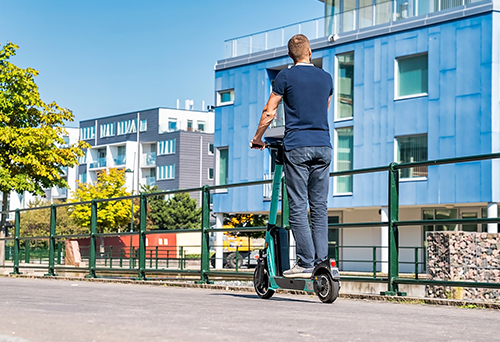 Person på elscooter
