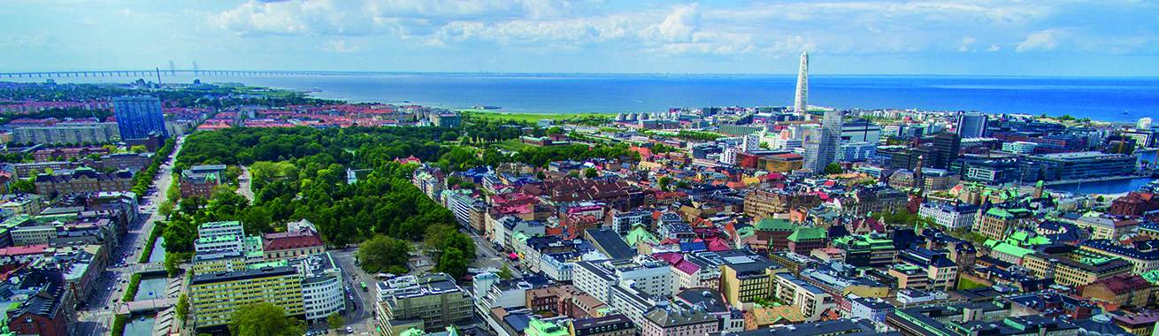 Översiktsbild över Malmö stad med Öresundsbron och Turning Torso som riktmärken