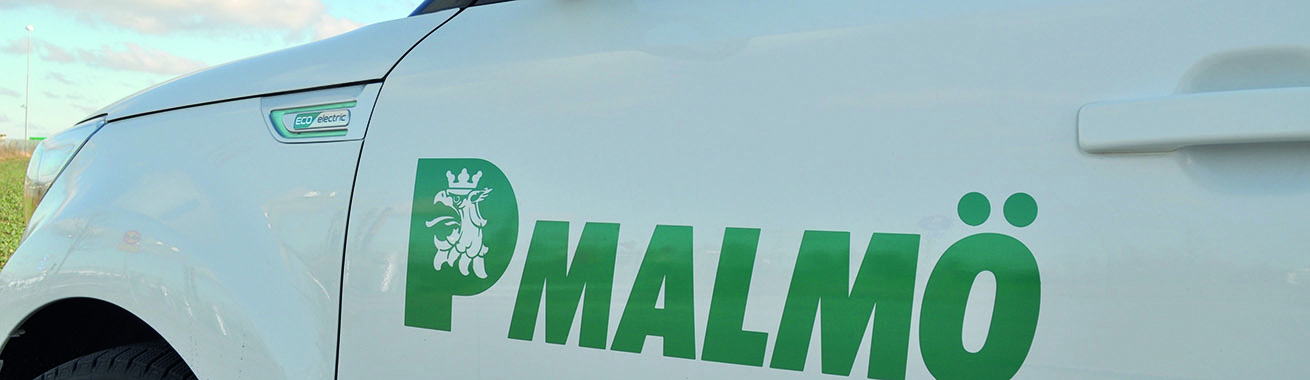 Närbild på en vit bil med Parkering Malmös logotype i grönt