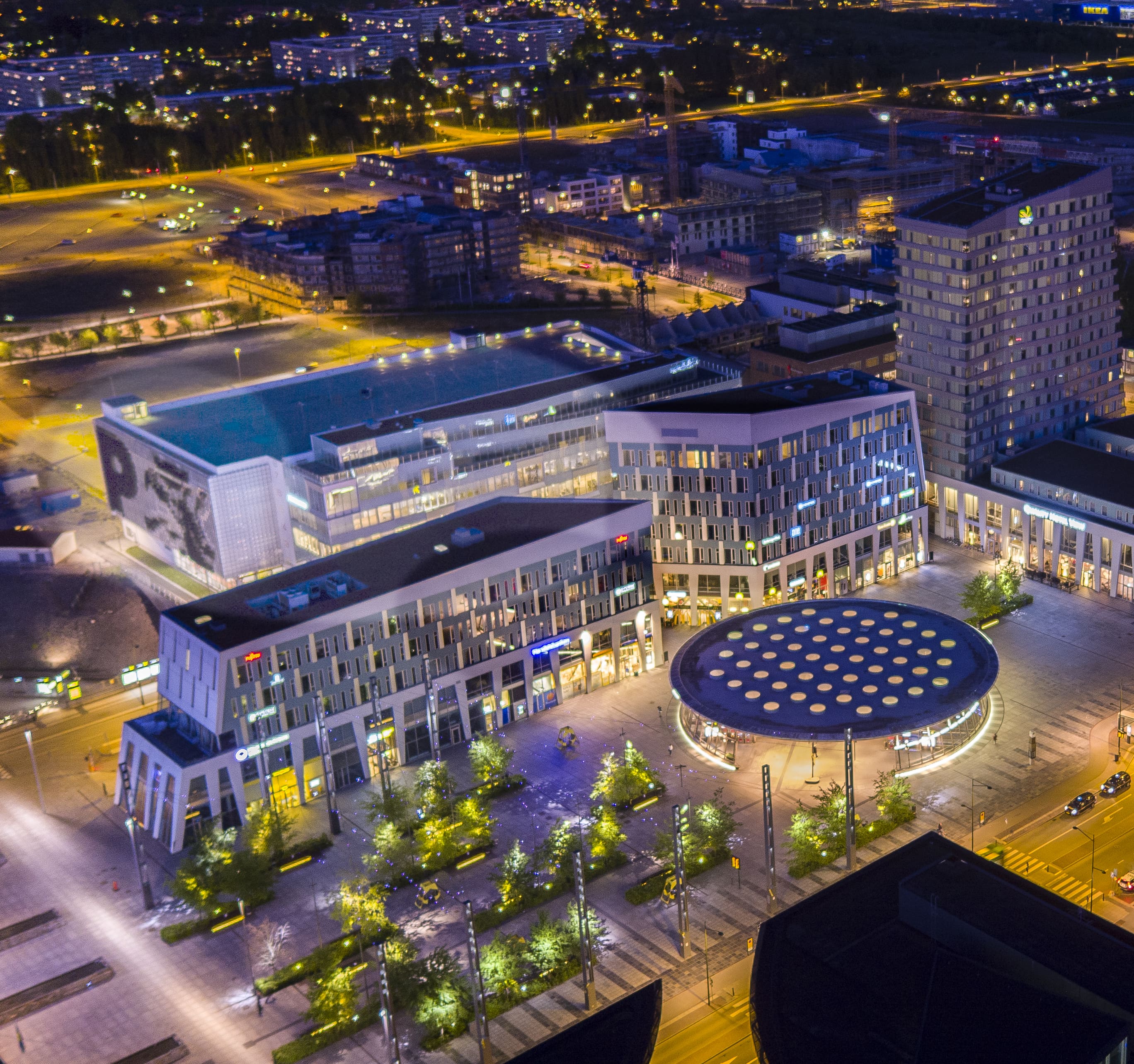 Översikt över P-huset Hyllie nattetid med stationstorget i förgrunden