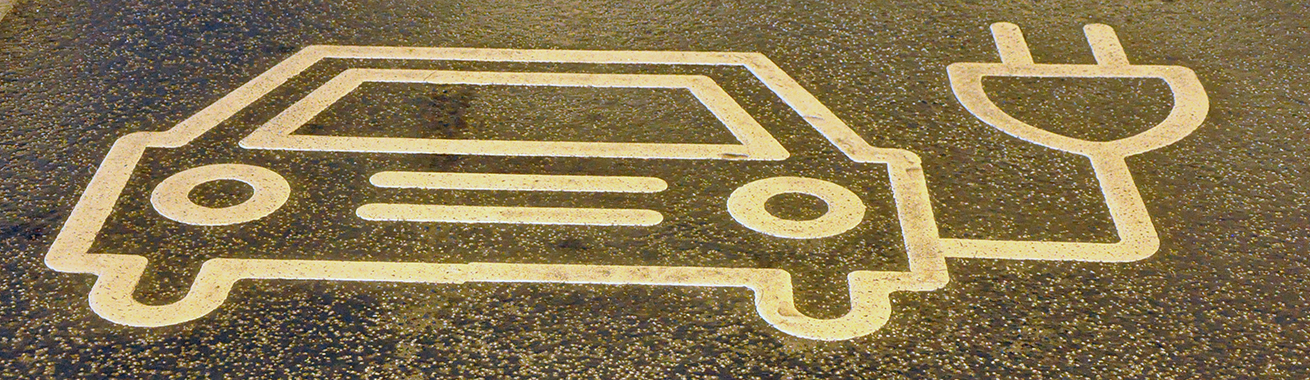 Parkeringsruta märkt med bil och elsladd som symbol för laddplats